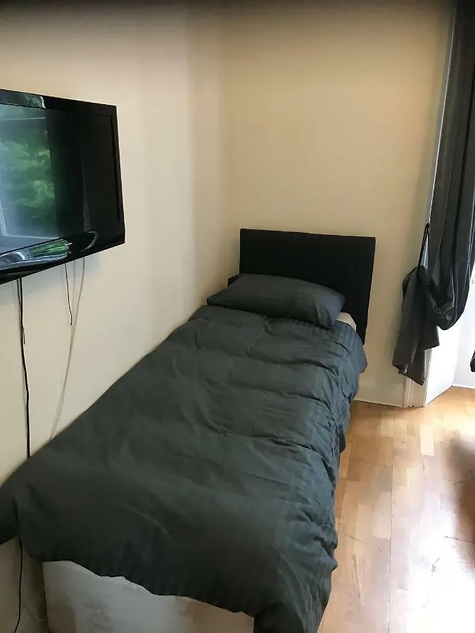 Central Apartment Sleeps Upto 16 People Edinburg
